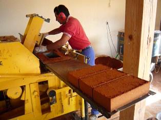 Unidad de producción de materiales de bioconstrucción - bloques de tierra comprimida (BTC)